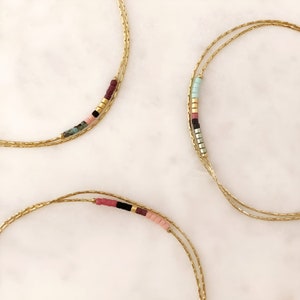Bracelet délicat minimaliste avec de petites perles, fin bracelet en or délicat de perles colorées, cadeau bracelet d&#39;amitié bohème multicolore pour elle