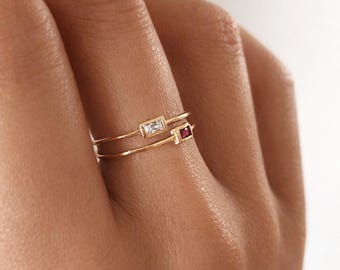 Anillo baguette fino y delicado de oro con un pequeño cristal, chapado en oro de 24k, brillante y delicado, ideal para ella. Regalo minimalista y elegante con piedra rosa.