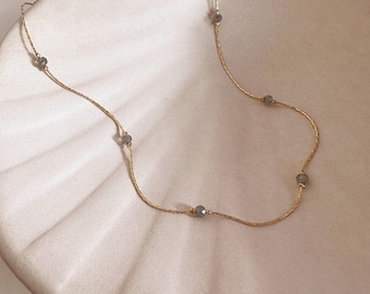 Collar de oro con delicadas cuentas de labradorita, cadena fina y delicada con cuentas de piedras preciosas grises, elegante joya bohemia de verano