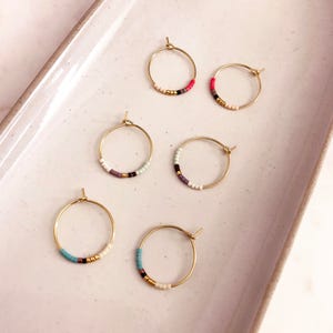 Minimalist Gold Multicolor Hoop Earrings, Elegant Dainty Gift for Her, Delicate Beaded Thin Earrings, Boho Minimal Gold Hoops afbeelding 3