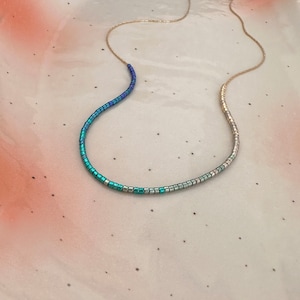 Zierliche Perlen Blau Ombre Halskette, 24k vergoldet Elegante Minimalist Boho Halskette, Farbverlauf von Navy zu Gold