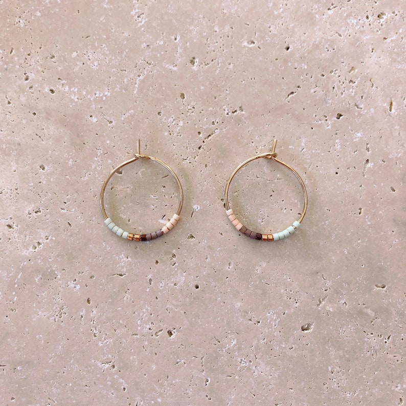 Minimalist Rose Gold Multicolor Hoop Earrings, Elegant Dainty Gift for Her, Delicate Beaded Thin Earrings, Boho Minimal Pink Gold Hoops Bild 4