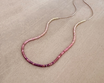 Collar delicado rosa con degradado de oro rosa, elegante collar minimalista bohemio con cuentas en tonos cálidos, ideal para combinar con otras joyas. Idea de regalo de joyería con degradado ciruela.
