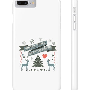 Puede incluir: Carcasa blanca para iPhone con un diseño de temática invernal. Presenta dos ciervos, un árbol de Navidad, copos de nieve y el texto "Joyful Times, Happy Sabbath!"