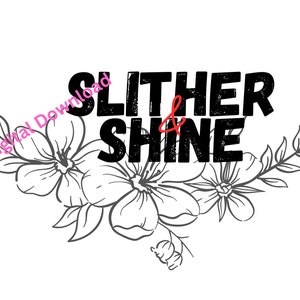 Puede incluir: Diseño gráfico en blanco y negro con el texto "SLITHER & SHINE" en una fuente desgastada. El texto está rodeado por un diseño floral con contornos negros.