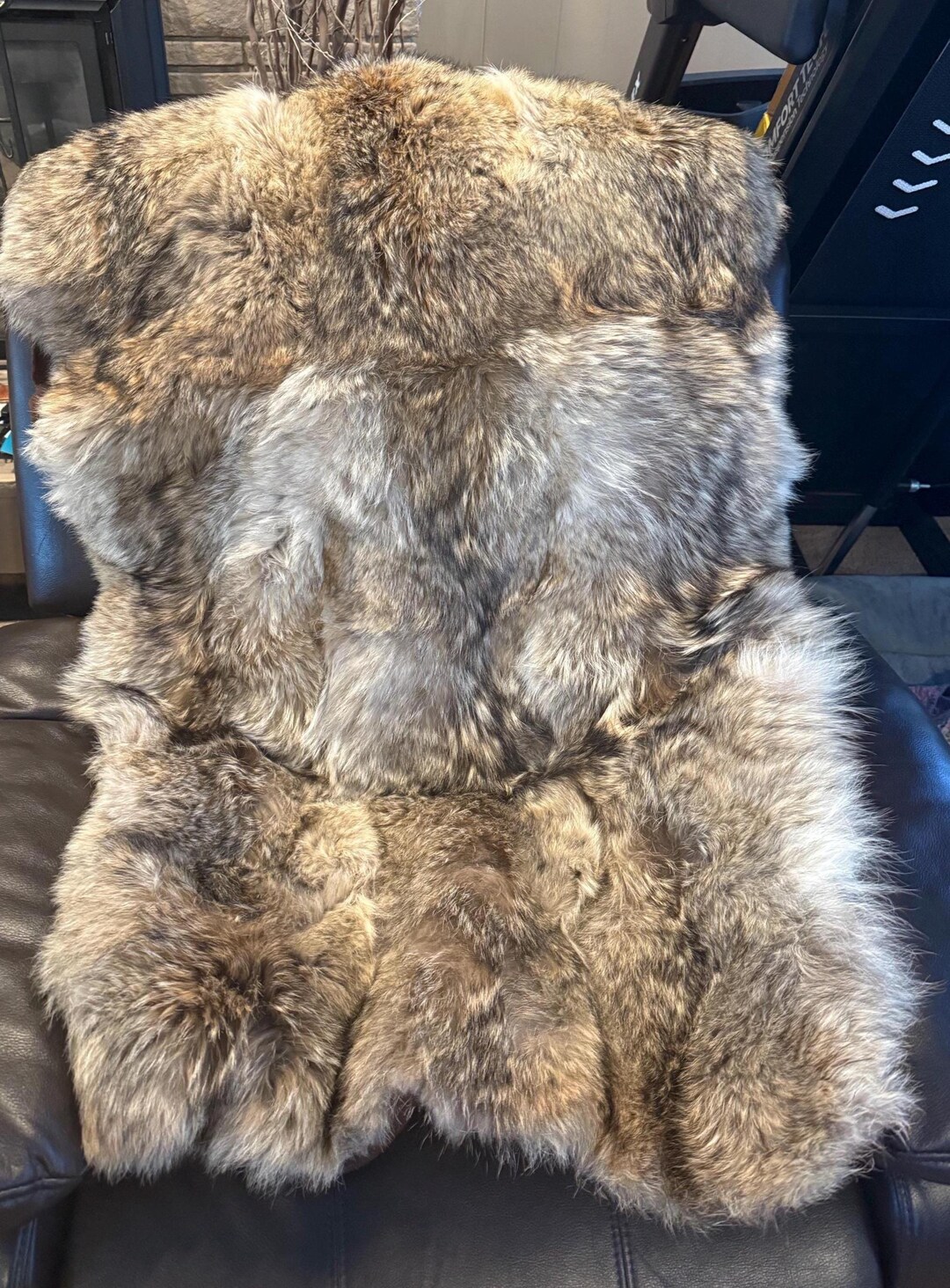 Pelt Throwing AUTHENTIC WOLF FUR Large Single Pelt Throw; 66