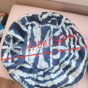 Puede incluir: Un sombrero de pescador te&ntilde;ido con tinte azul y blanco. El sombrero mide 14 cm (36 cm) de di&aacute;metro. El sombrero tiene forma circular y est&aacute; hecho de una tela suave. Es un accesorio de moda.