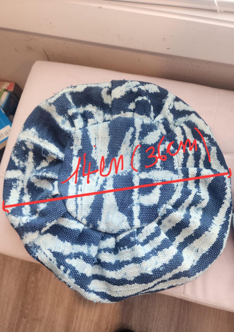 Puede incluir: Un sombrero de pescador te&ntilde;ido con tinte azul y blanco. El sombrero mide 14 cm (36 cm) de di&aacute;metro. El sombrero tiene forma circular y est&aacute; hecho de una tela suave. Es un accesorio de moda.