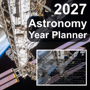 Könnte beinhalten: Ein 2027 Astronomy Year Planner Wandkalender mit einer hochauflösenden Fotografie der Internationalen Raumstation im Erdorbit. Der Kalender zeigt ein Rasterlayout mit Text und Daten vor einem schwarzen Weltraumhintergrund.