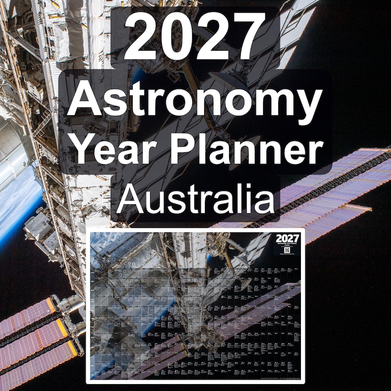 K&ouml;nnte beinhalten: Ein Astronomie-Jahresplaner 2027 f&uuml;r Australien mit einer hochaufl&ouml;senden Fotografie der Internationalen Raumstation im Erdorbit. Der Planer zeigt ein Raster astronomischer Ereignisse vor einem dunklen Weltraumhintergrund.