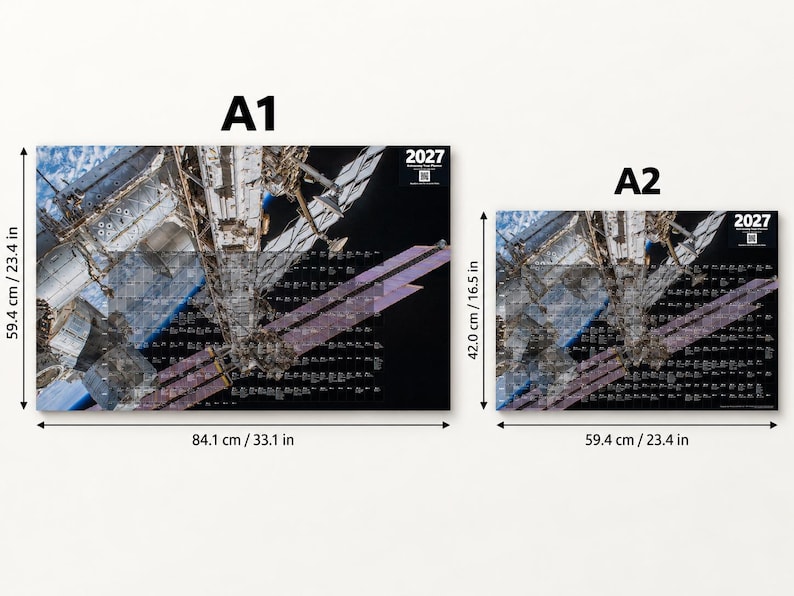K&ouml;nnte beinhalten: Zwei rechteckige Wandkalender f&uuml;r 2027 mit einer Fotografie einer Raumstation. Das Format A1 misst 84,1 cm x 59,4 cm und das Format A2 misst 59,4 cm x 42,0 cm. Beide zeigen das Jahr 2027 und einen QR-Code.
