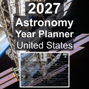 Könnte beinhalten: Ein Astronomie-Jahresplaner 2027 für die Vereinigten Staaten, bestehend aus einem großen, rechteckigen Wandkalender mit einer hochauflösenden Fotografie der Internationalen Raumstation, die die Erde vor dem Weltraum umkreist.