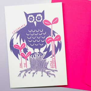 Chouette les petites choses - Carte d'anniversaire hibou en risographie, Rose fluorescent - Idée cadeau pour les amateurs d'oiseaux et de chouettes