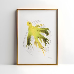 Könnte beinhalten: Gerahmter Kunstdruck mit einem stilisierten gelben Vogel mit ausgebreiteten Flügeln. Der Kunstdruck enthält Text mit der Aufschrift "Everything makes me a bird" und "My flesh, my bones, my feathers". Das Kunstwerk ist in einem goldenen Rahmen.