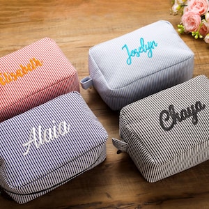Trousse de maquillage brodée personnalisée, cadeau pour femme, trousse à maquillage en seersucker, trousse de toilette de voyage, cadeaux de demoiselle d'honneur, grand organiseur de maquillage