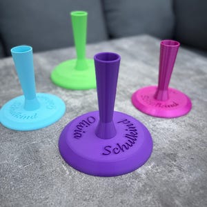 入学祝いに使えるスクールコーンホルダー。名前と色をカスタマイズ可能。新学期祝い、初めての入学祝い、入学祝い、新学期の飾り付けに。