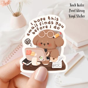 Puede incluir: Una pegatina de vinilo brillante impermeable de 7,6 cm que presenta un perro de dibujos animados con gafas y corbata, sentado en un escritorio con una computadora, teléfono y otros suministros de oficina. El texto en la pegatina dice "Espero que este correo electrónico te encuentre antes de que yo lo haga."