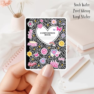 Könnte beinhalten: Ein 7,6 cm großer, wasserfester, glänzender Vinyl-Aufkleber. Der Aufkleber hat ein Notizbuch-Design mit einem herzförmigen Platz für einen Namen, umgeben von bunten Aufklebern mit Blumen, Schmetterlingen und anderen niedlichen Grafiken.
