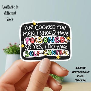 Può includere: Un adesivo rettangolare con sfondo nero e testo bianco scritto a mano che recita: I'VE COOKED FOR MEN I SHOULD HAVE POISONED. SO YES, I DO HAVE SELF-CONTROL. Le parole POISONED e SELF-CONTROL sono scritte con lettere colorate.
