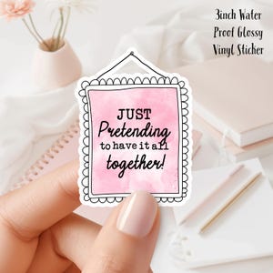 Adhesivo de vinilo resistente al agua "Just Pretending to Have it All Together" para portátiles, botellas de agua, cuadernos, álbumes de recortes, regalos y mucho más.
