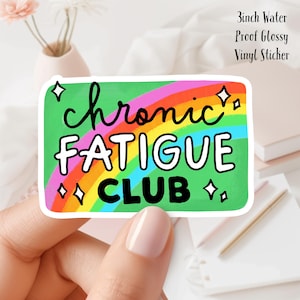 Puede incluir: Una pegatina de vinilo brillante impermeable de 7,6 cm con un arcoíris y el texto "chronic fatigue club" en letras blancas y negras sobre un fondo verde.