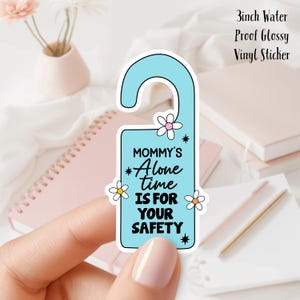 El tiempo a solas de mamá es por tu seguridad. Adhesivo de vinilo resistente al agua para portátiles, botellas de agua, cuadernos, álbumes de recortes, regalos y mucho más.