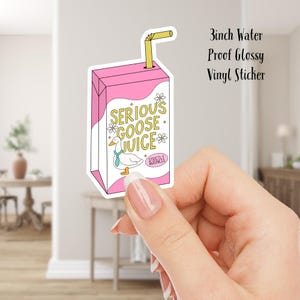 Può includere: Un adesivo in vinile lucido impermeabile da 7,6 cm di una scatola di succo rosa con una cannuccia. La scatola di succo ha un'oca bianca con una cravatta blu e il testo "Serious Goose Juice" e "Strictly Business".