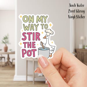 Puede incluir: Una pegatina de vinilo brillante impermeable de 7,6 cm con un ganso de dibujos animados que lleva un gorro de cocinero y remueve una olla. El texto de la pegatina dice "On my way to stir the pot."