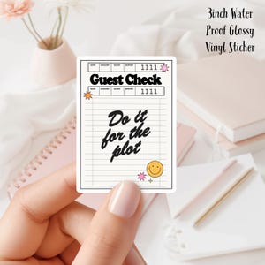 以下が含まれることがあります： ゲストチェックのデザインと「Do it for the plot」という黒いテキストが書かれた、防水の光沢のあるビニールステッカーです。ステッカーには、スマイリーフェイスとピンクの星が描かれています。サイズは7.6cmです。
