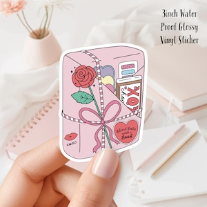 Puede incluir: Una pegatina de vinilo brillante impermeable de 7,6 cm que representa un sobre rosa con una rosa roja, una barra de chocolate con el texto "XOXO", un corazón con el texto "Blind Date with a Book" y el texto "XOXO" en la parte inferior.