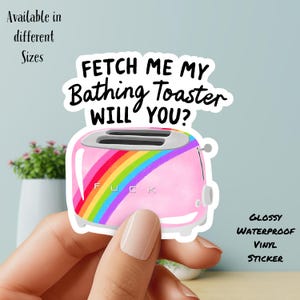Może przedstawiać: Różowa naklejka z tosterem z tęczowym wzorem i napisem "FETCH ME MY Bathing Toaster WILL YOU?". Naklejka ma również słowo "FUCK" z przodu. Naklejka jest błyszcząca, wodoodporna i wykonana z winylu.