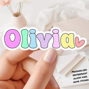 Adesivi in vinile lucido impermeabili e personalizzabili con nome. Ideali per laptop, telefoni, diari, regali, materiale scolastico, borracce, e-reader.