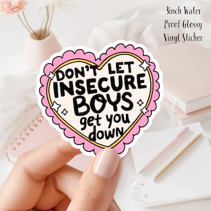 Pegatina de vinilo brillante resistente al agua de 3 pulgadas con texto "No dejes que los chicos inseguros te depriman" en forma de corazón.