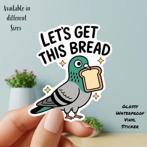 Può includere: Un adesivo in vinile lucido e impermeabile con un piccione dei cartoni animati che tiene in bocca una fetta di pane. Il testo "LET'S GET THIS BREAD" è sopra il piccione. Disponibile in diverse dimensioni.
