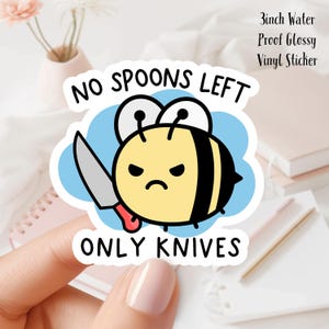 Puede incluir: Una pegatina de vinilo brillante impermeable de 7,6 cm con una abeja de dibujos animados que sostiene un cuchillo y el texto "No Spoons Left Only Knives".