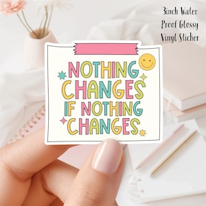 Puede incluir: Una pegatina de vinilo brillante impermeable de 7,6 cm con el texto "NOTHING CHANGES IF NOTHING CHANGES" en letras de colores con una carita sonriente y estrellas.