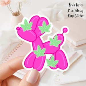 Puede incluir: Una pegatina rosa de perro globo con hojas de cannabis verdes. La pegatina mide 7,6 cm y es resistente al agua, con un acabado brillante. El texto de la pegatina dice: "3inch Water Proof Glossy Vinyl Sticker."