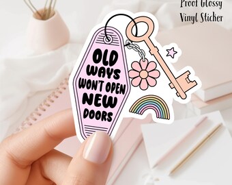 Può includere: Un adesivo in vinile lucido impermeabile da 7,6 cm con un'etichetta per chiavi di motel rosa con il testo "Old Ways Won't Open New Doors". L'adesivo include anche un arcobaleno, un fiore e una chiave.