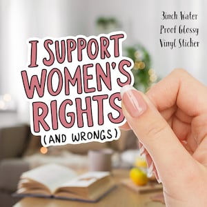 Puede incluir: Una pegatina de vinilo rosa y blanca con el texto "Apoyo los derechos de las mujeres (y los errores)".