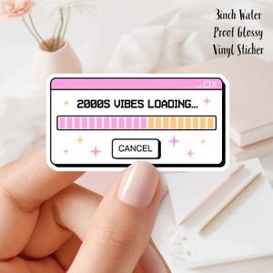 Peut inclure: Un autocollant en vinyle brillant imperméable de 7,6 cm de couleur rose et blanche avec une barre de chargement qui indique "2000s Vibes Loading..." et un bouton qui indique "Cancel".