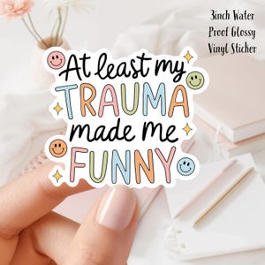 Puede incluir: Una pegatina de vinilo brillante impermeable de 7,6 cm con el texto "At least my trauma made me funny" en letras de colores con caritas sonrientes y estrellas.