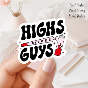 Op de afbeelding: Een glanzende, waterdichte vinyl sticker met de tekst "HIGHS BEFORE GUYS" in zwart, met een rood-witte joint en een roze aansteker afbeelding. De sticker is 7,6 cm groot.
