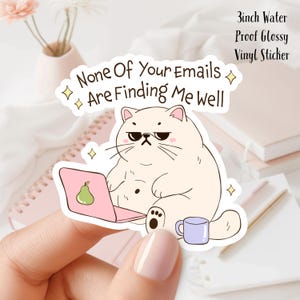 以下が含まれることがあります： 「None Of Your Emails Are Finding Me Well」というテキストと、マグカップを持ったラップトップに座っている漫画の猫が描かれた、防水光沢のあるビニールステッカーです。サイズは7.6cmです。