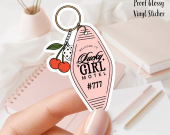 Può includere: Adesivo rosa per portachiavi di motel con il testo "Benvenuti al Lucky Girl Motel #777". L'adesivo presenta una ciliegia e un dado.