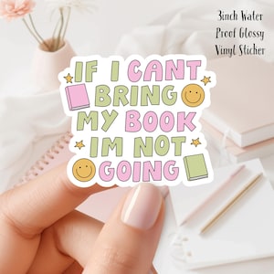 以下が含まれることがあります： ピンクと緑の文字で「IF I CANT BRING MY BOOK IM NOT GOING」と書かれた、防水加工が施された光沢のあるビニールステッカーです。ステッカーには、本のイラストが2つと笑顔の顔文字が2つ描かれています。サイズは7.6cmです。