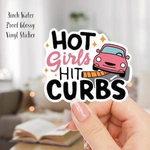 以下が含まれることがあります： ピンクの車が縁石にぶつかっており、「Hot Girls Hit Curbs」というテキストが書かれた、7.6cmの防水光沢ビニールステッカーです。