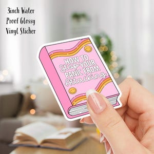 Könnte beinhalten: Ein rosa und gelber Aufkleber mit einem Buchdesign. Der Buchumschlag lautet "Wie man seine Panik daran hindert, anzugreifen".