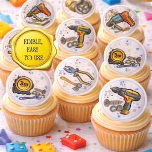 Puede incluir: Cupcakes con glaseado amarillo y adornos comestibles con herramientas de construcción como taladros, martillos y cintas métricas. Los adornos son redondos y están decorados con ilustraciones coloridas. La imagen incluye el texto "EDIBLE, EASY TO USE" en un sello amarillo.