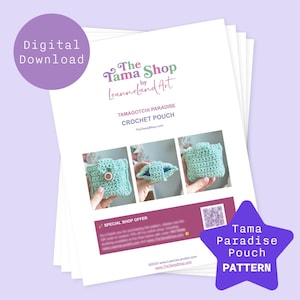 Könnte beinhalten: Ein digitales Download-Muster für einen Häkelbeutel. Das Muster trägt den Titel "Tamagotchi Paradise Crochet Pouch" und zeigt Bilder eines hellblauen gehäkelten Beutels mit Knopfverschluss. Das Design enthält den Text "Digital Download".