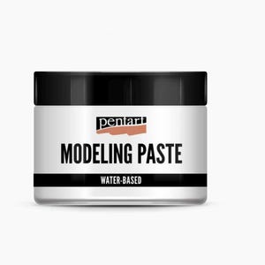 Op de afbeelding: Een witte pot met een zwarte deksel en een rood en wit etiket met de tekst "Pentart Modeling Paste Water-Based".